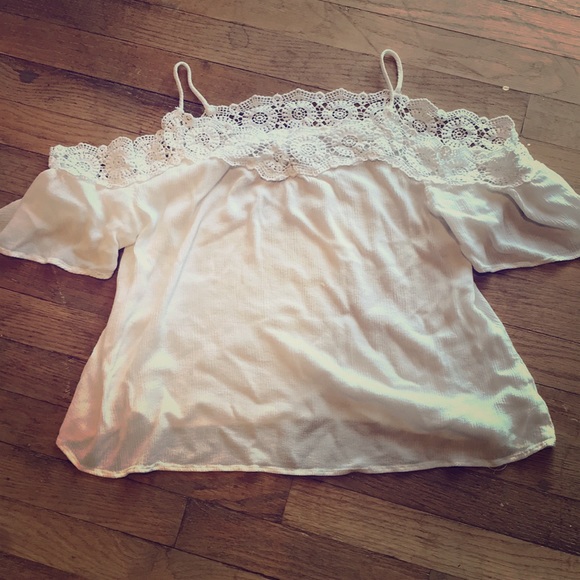 White Cold Shoulder Top ✨ - Picture 1 of 2